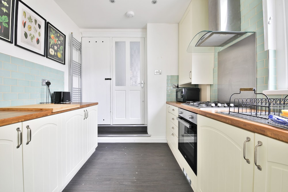 Stunning 2 Bedroom Cardiff Bay House view 5