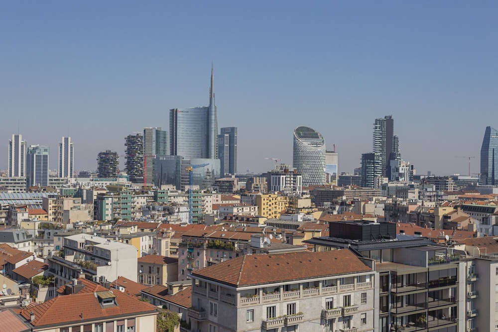 Skyline view Biancamano 1 bdr with balcony by Rentopolis
