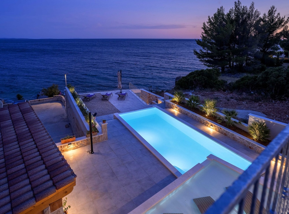 Sunlit Shores Beach Villa With Pool, Gym and Sauna