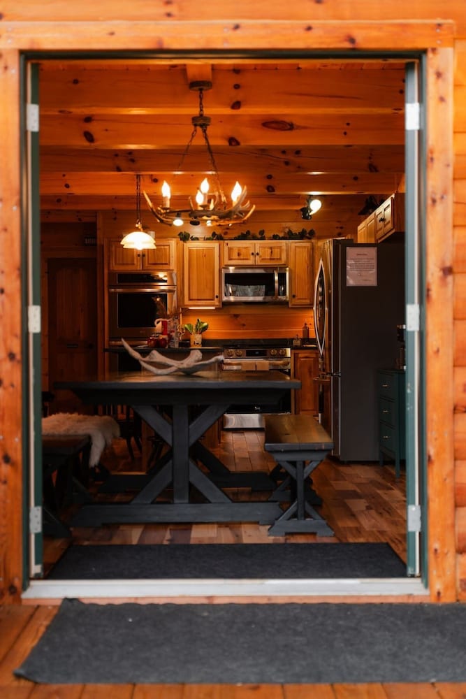 Sleeps 16! Luxury Cabin With Game Room & Hot Tub