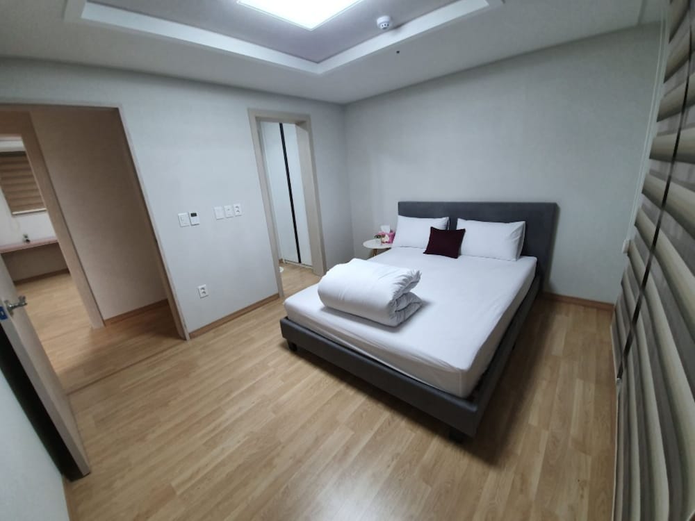 Vallas House 1301 view 3