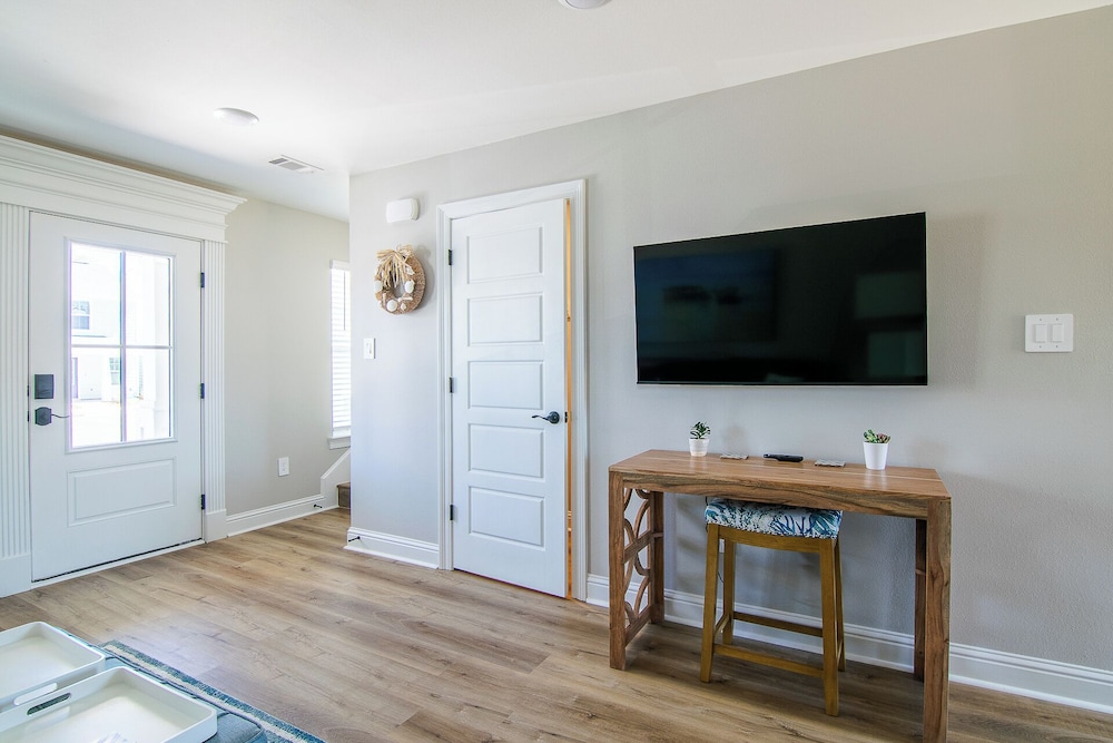 Stylish, Brand NEW 3 Bed Cottage, Beach Front, DOG Friendly!
