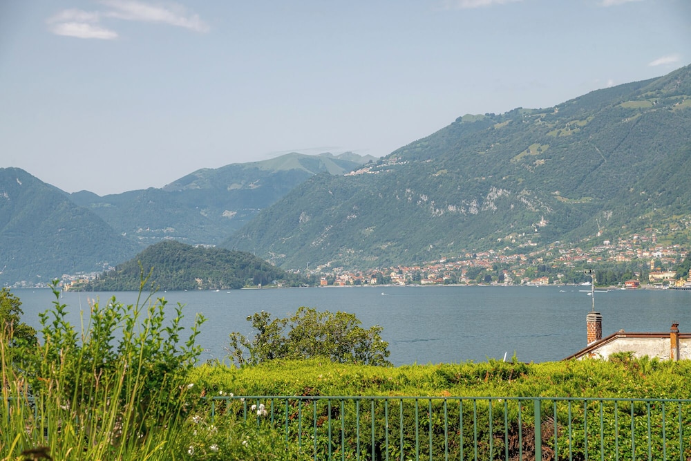 Swan Lake by Wonderful Italy view 3