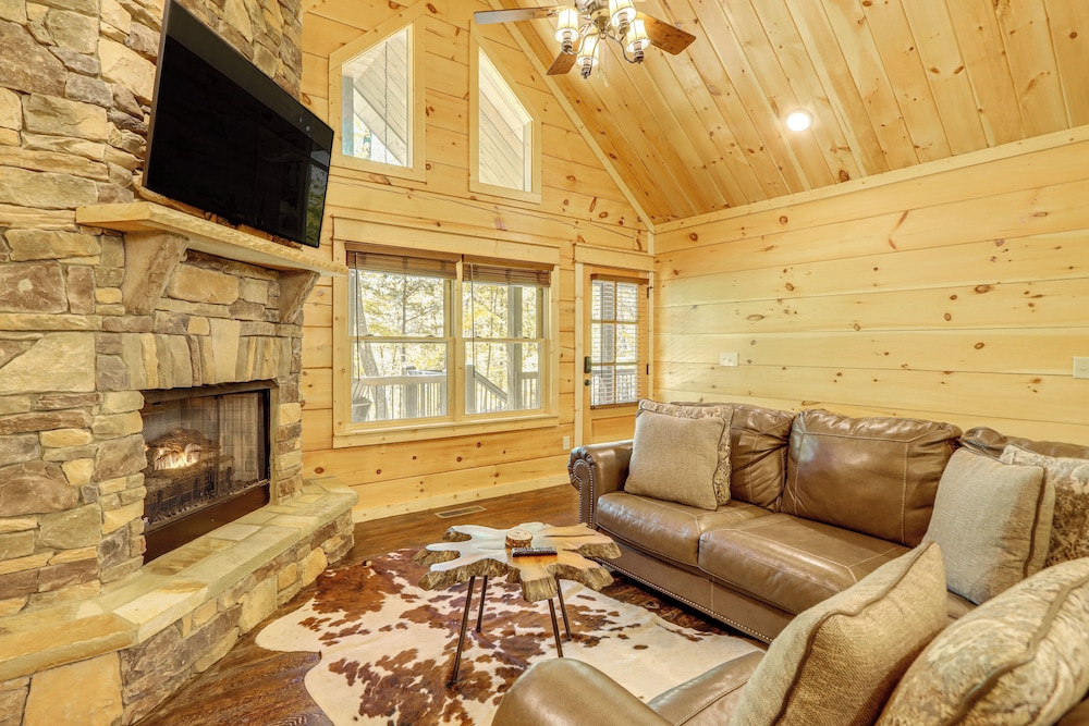 Ellijay Mountain Cabin w/ Hot Tub & Spacious Deck