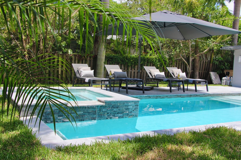 Friendly Fox Luxury Home with Pool & Spa