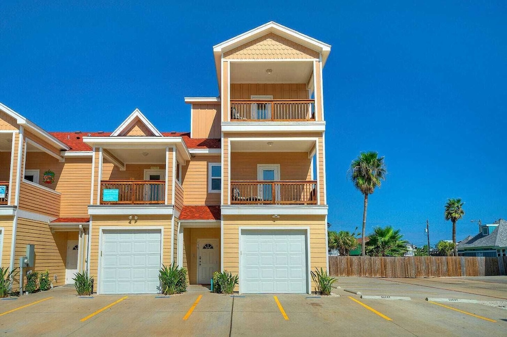 Sleeps 23, 2 Beachside Homes Resort Pool, Walk to the Beach, Balcony + Yard
