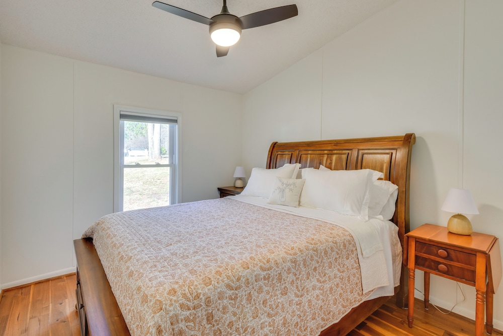 Deck, Grill & Dock Access: Lake Keowee Retreat!