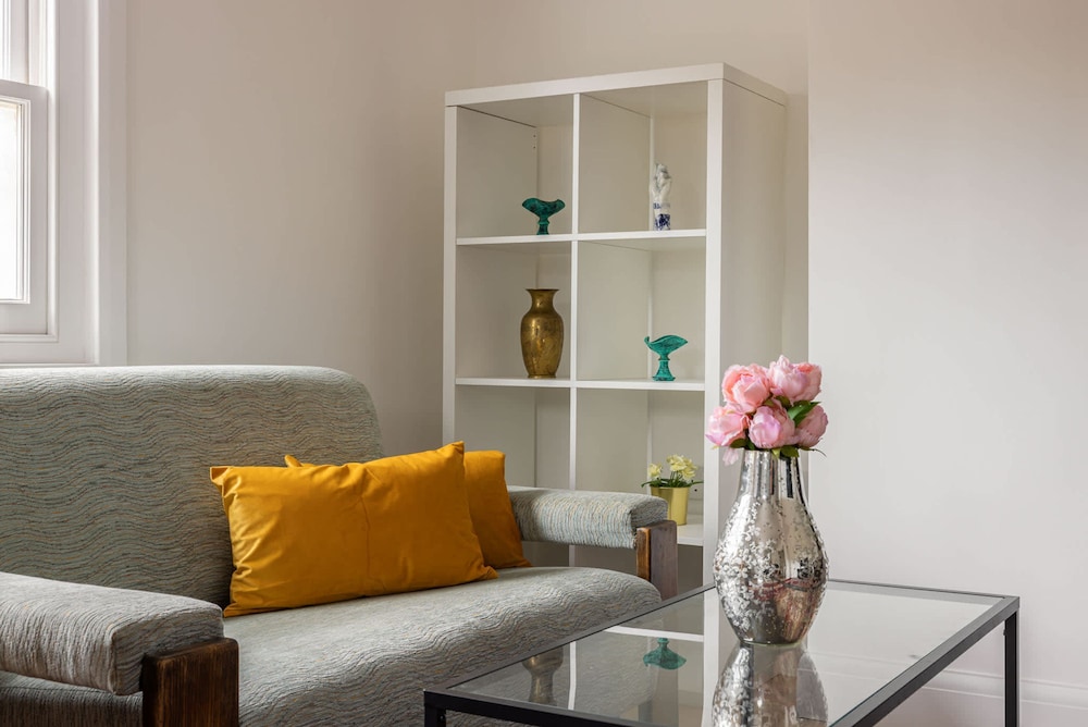Modern Kensington Studio photo 4