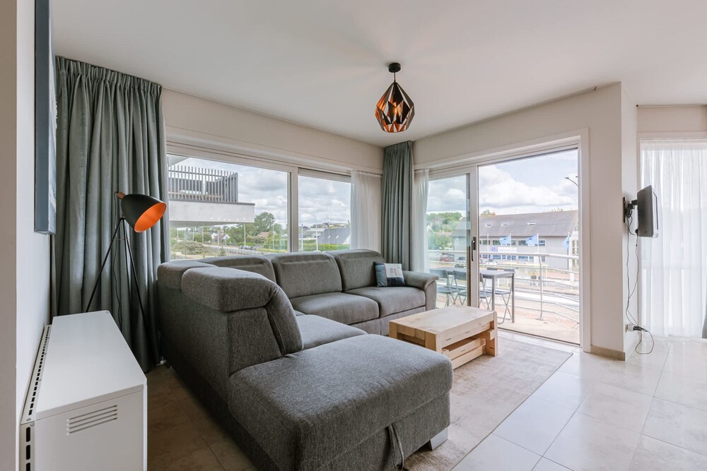 Huswell - Family Apartment With Balcony Near Coast