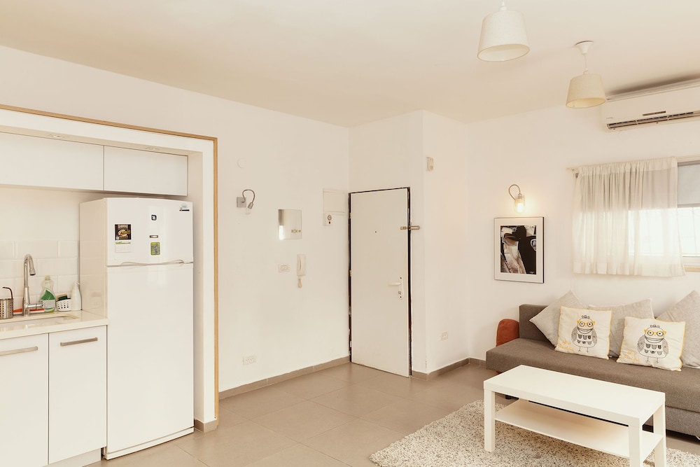 2Rooms Perfect Location 1Min to Beach