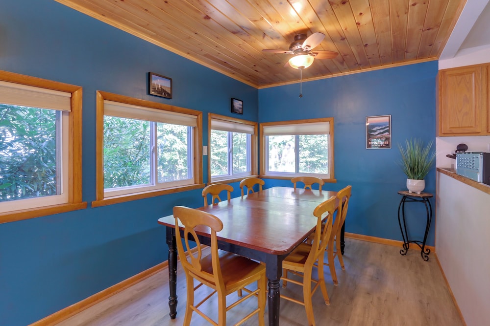 Harpers Ferry Cabin - Walk to Private Lake! - Property Image 1