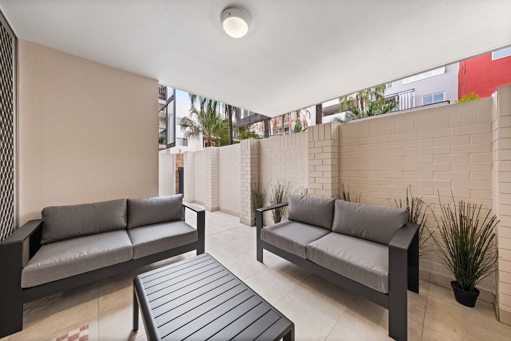 Vibrant 2-bed Apartment With Pool and Gym Access