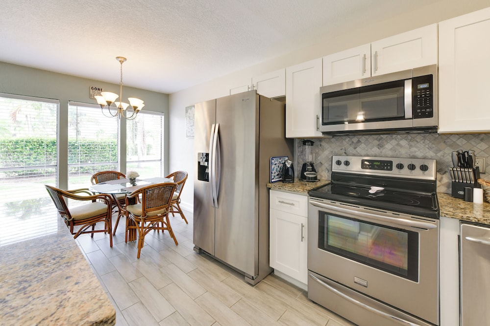 3 Mi to Siesta Key Beach: Condo w/ Heated Pool!