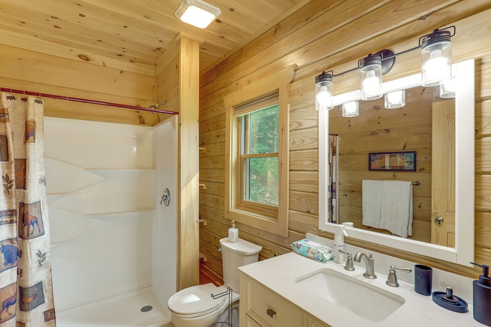 Explore Linville Falls: Cabin w/ Game Room + Deck!