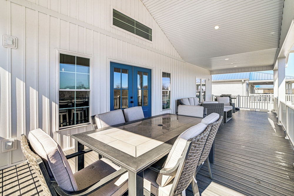 Lake View + Deck: Group Getaway in Grand Rivers!