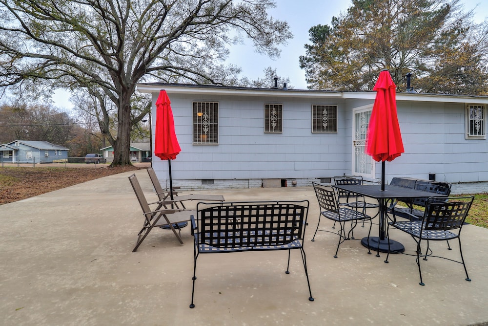 3 Mi to Mississippi Stadium: Cozy Jackson Getaway!