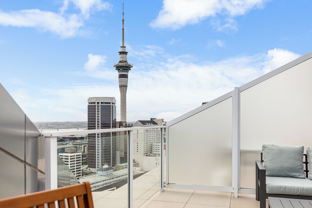 Pool, Gym & Modern 2BR Sky Tower View Zodiak Stays