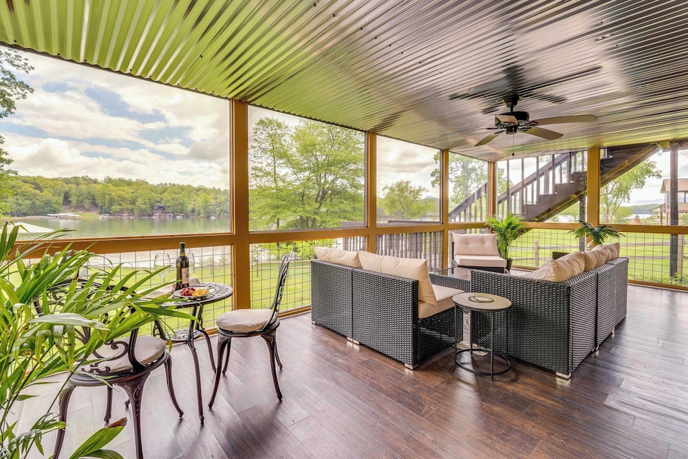 February Perks! Couples Getaway in Hayesville
