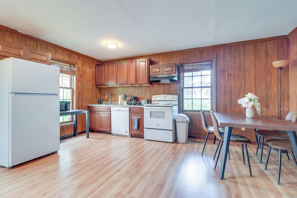 7 Mi to Downtown: Cozy West Toledo Apt w/ Yard
