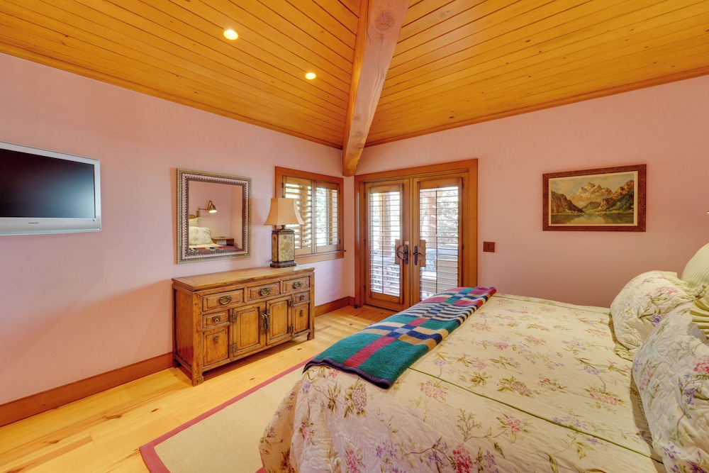 Sun Valley Log Home w/ Hot Tub & Mtn Views!