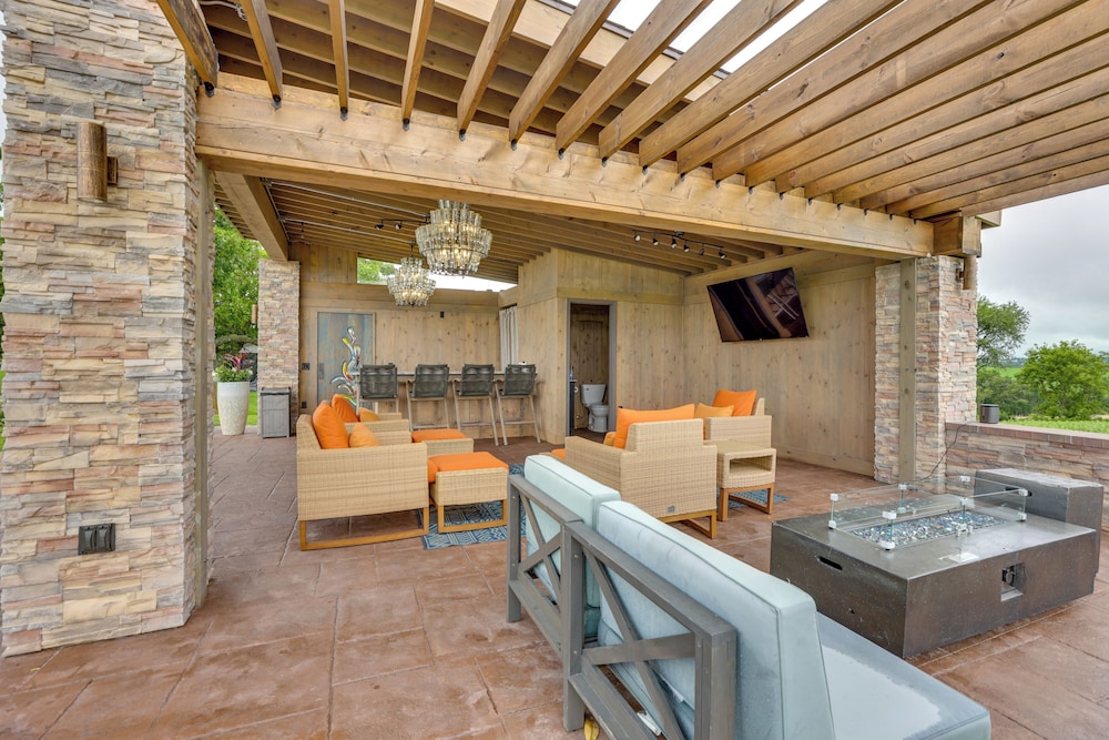 Outdoor Oasis: Luxe Flat in Mt Horeb!