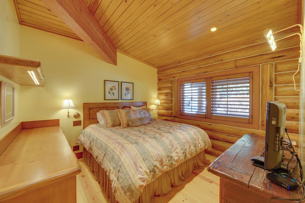 Sun Valley Log Home w/ Hot Tub & Mtn Views!