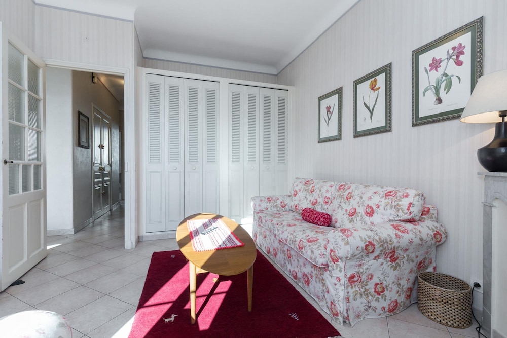 Three Bedroom two Bathroom Apartment in Center of Cannes on Quiet Street Minutes From the Palais - 2002