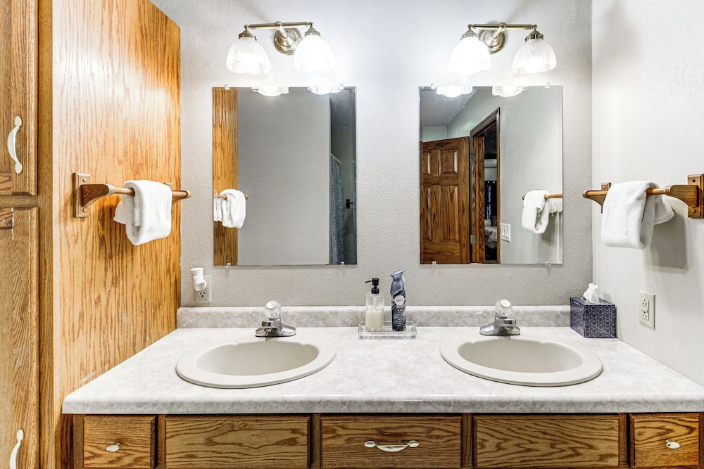 Hot Tub & 2 Recreation Rooms: Spacious Onamia Home