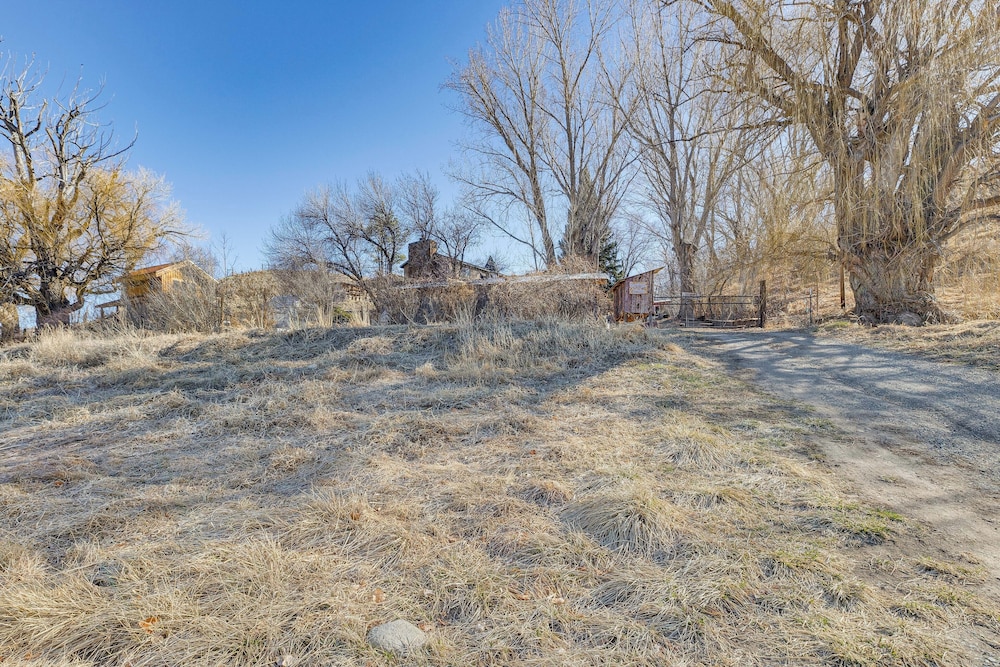 Historic Nature Lovers Cabin on Farm in Paonia!
