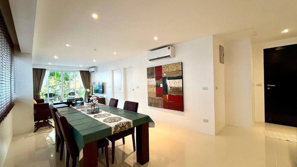 B6 - 1 Bdr Modern Condo With Balcony and Pool, Karon