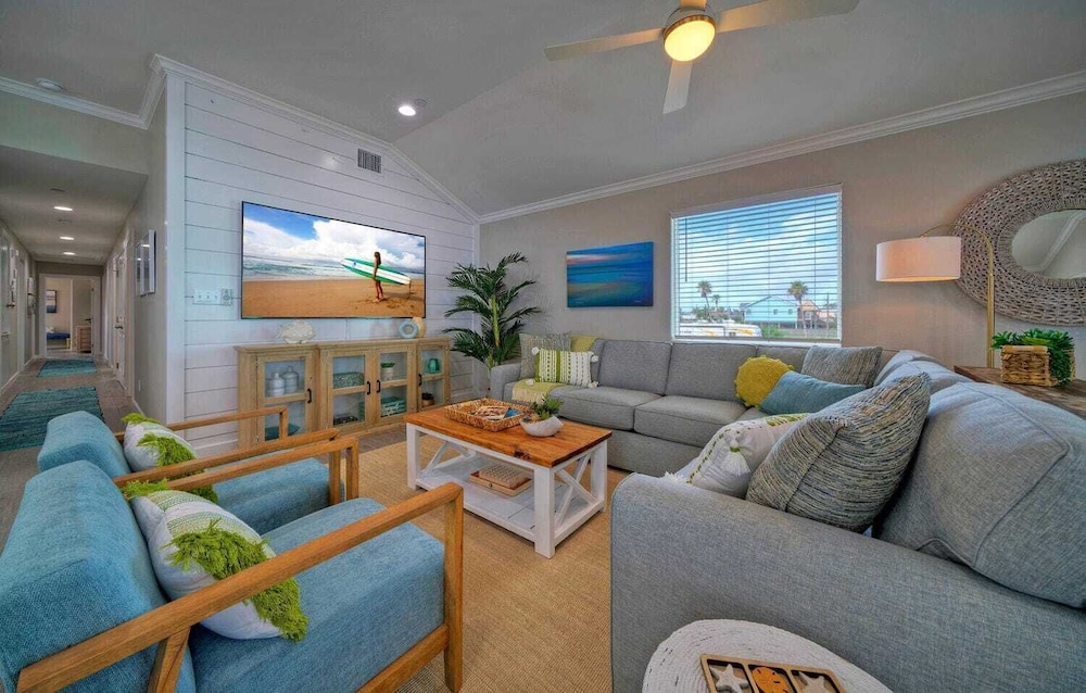 Sleeps 16 2 Homes, Priv Pool, Ping-pong 1block to Alister St. Shops & Dining