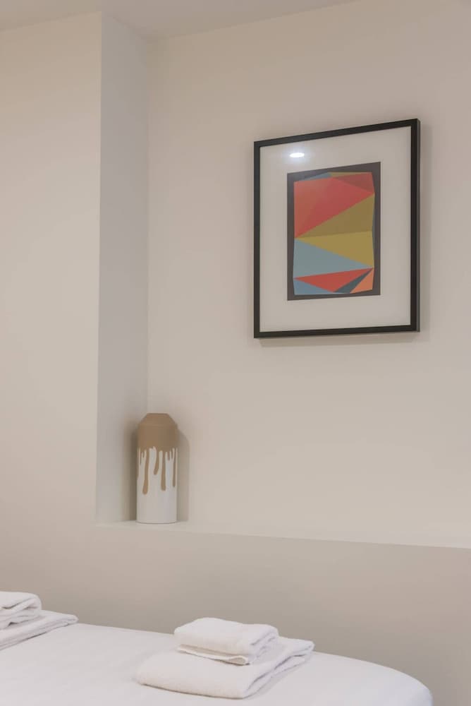 Spacious CBD Apt in the Heart of Melbourne view 4