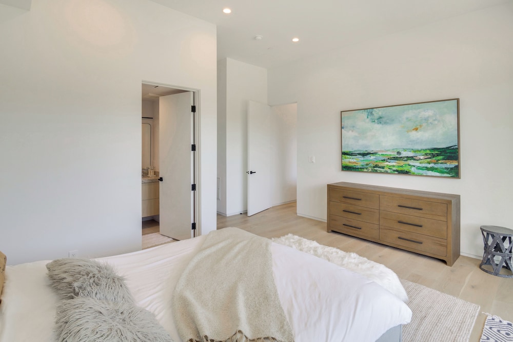 1 Mi to Point Dume: Mtn-view Escape w/ Patio!
