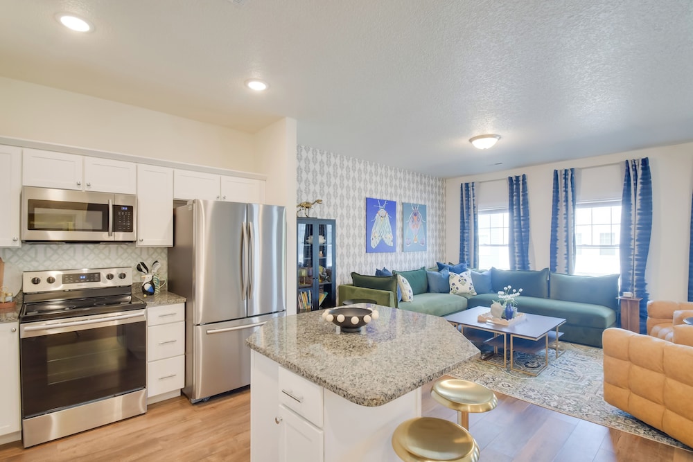 Near TBK Bank Sports Complex: Quad Cities Townhome