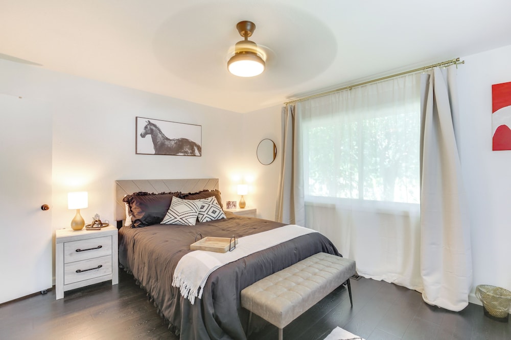 Modern Creekside Retreat 1 Mi to Spirit Mtn Casino