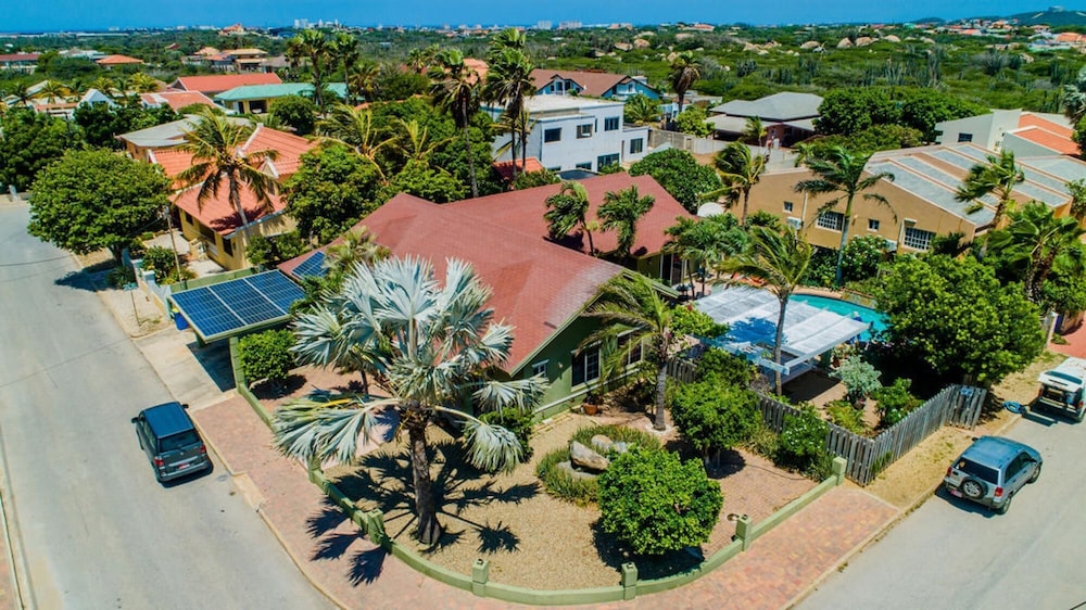 Spacious 5BR Home w Amazing Garden Privatepool