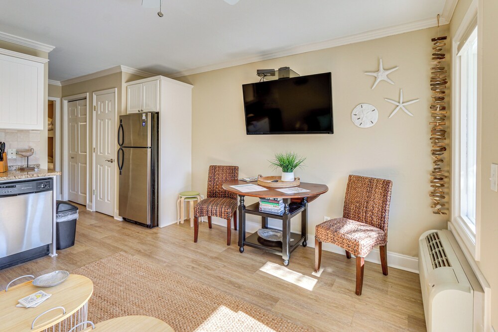 Walk to Coligny Beach Park: Condo w/ Pool Access!