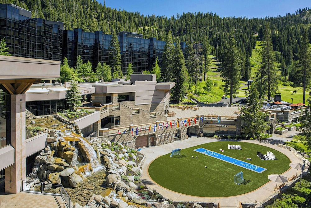 2BR Condo w/ Pool Access, Hot Tub, & ski In/out