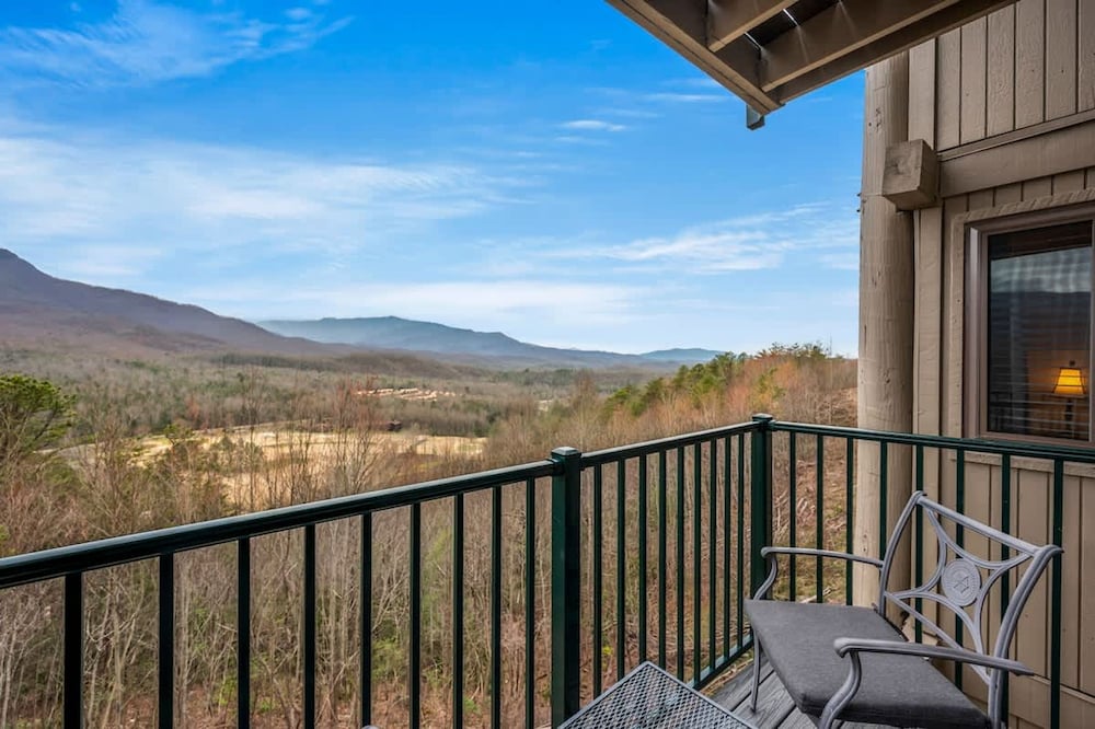 Sleeps 4 Heated Pool Hot Tub Mountain View
