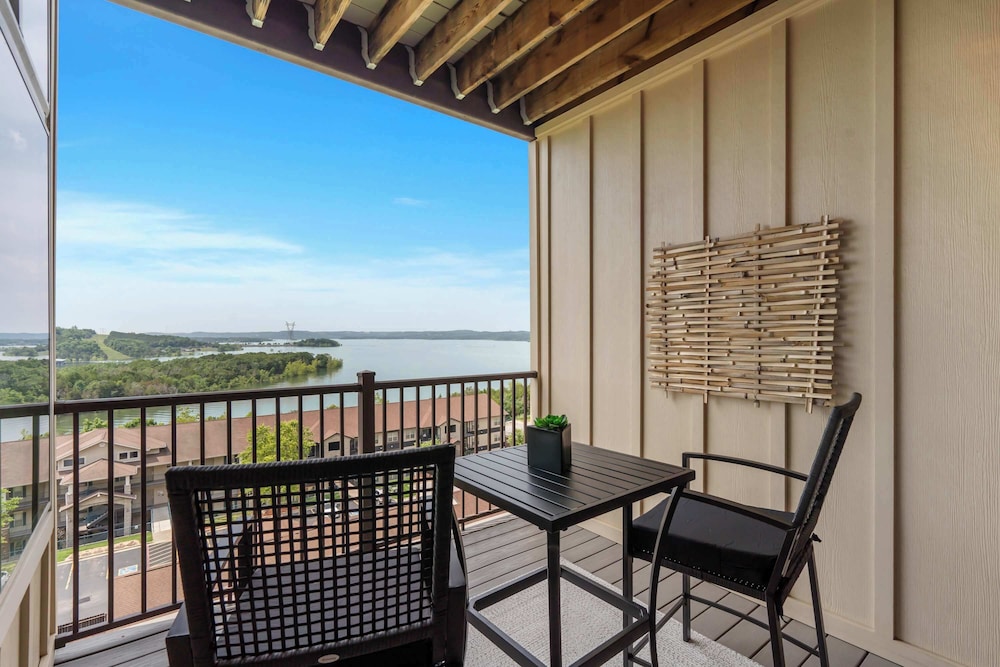 Chill on the Hill - Lake Views!