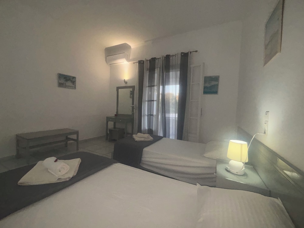 DOLPHIN APARTMENTS & STUDIOS