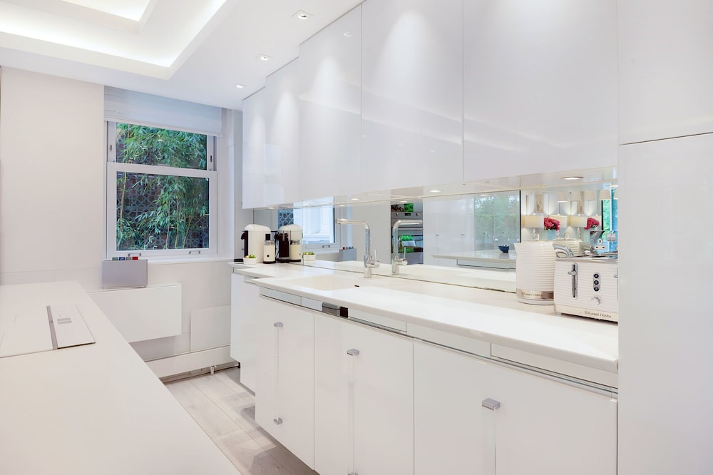 The White Peace Garden 3 bed Hampstead - by Out of Office Lifestyle