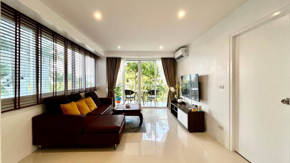B6 - 1 Bdr Modern Condo With Balcony and Pool, Karon