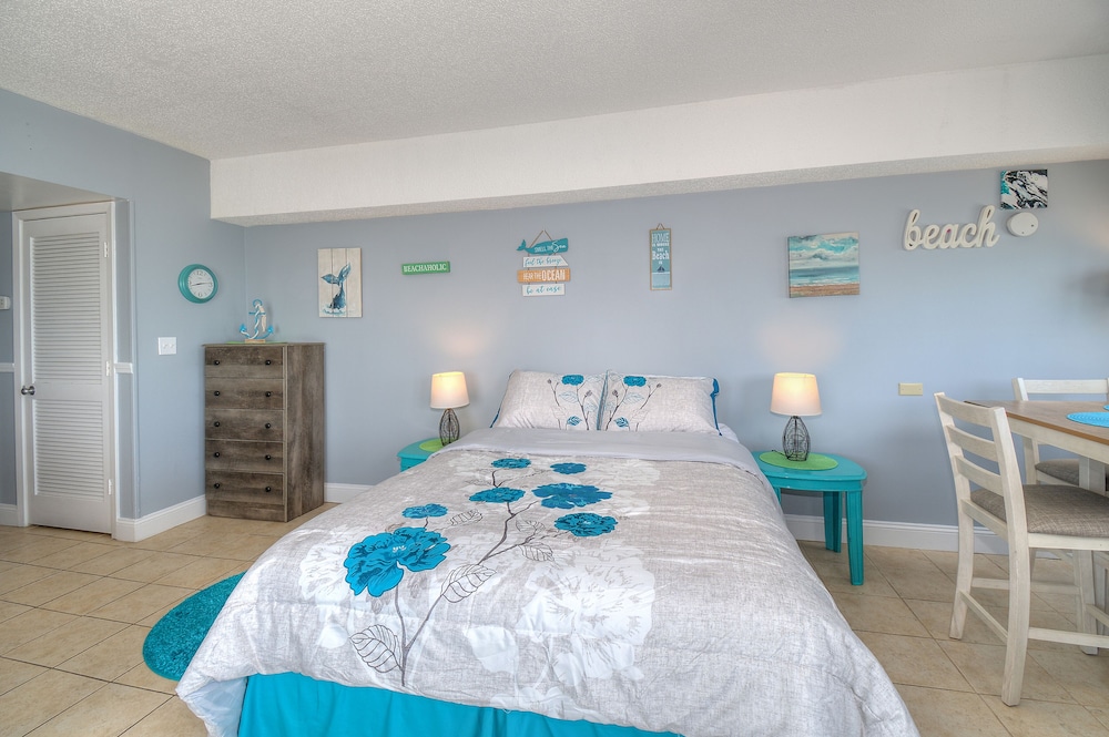 The Palace Resort by Elliott Beach Rentals