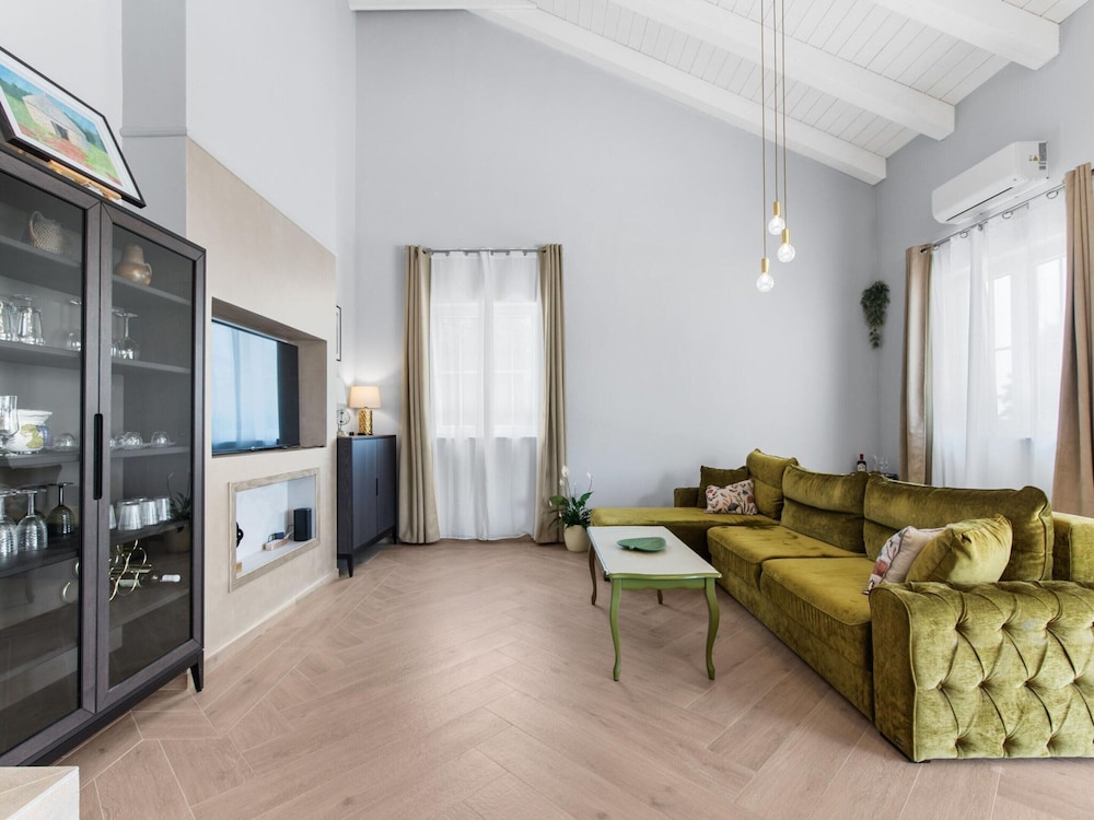 Modern Villa With Swimming Pool and Fenced Garden view 3