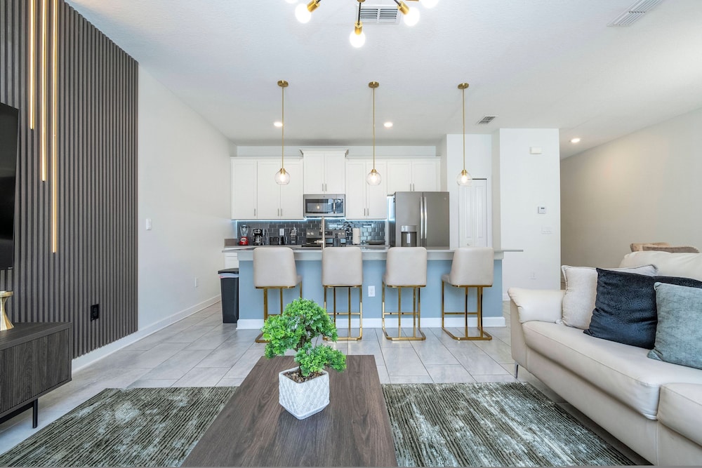 Beautiful 4 BR Close to Disney