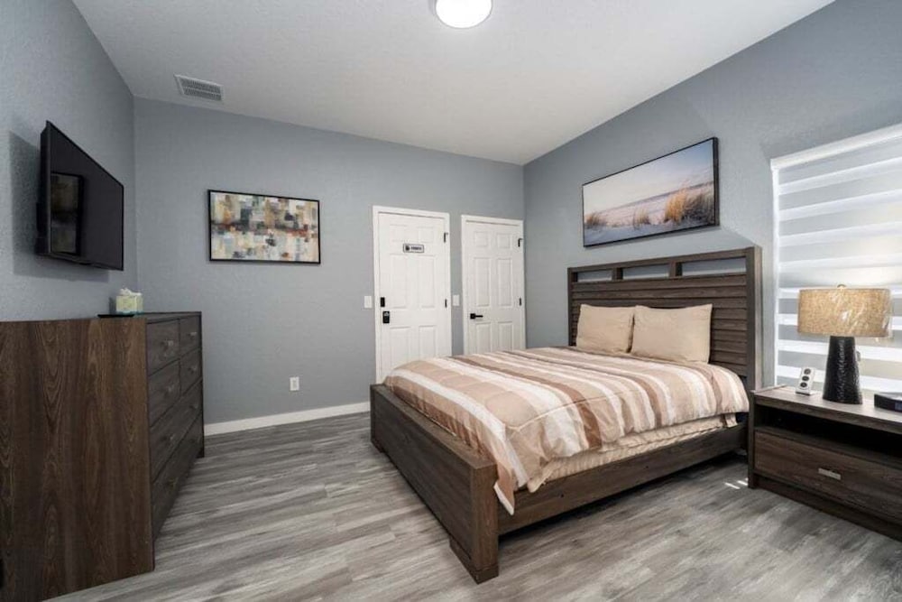 Modern 4br South Facing Pool Home Near Disney 4 Bedroom Villa