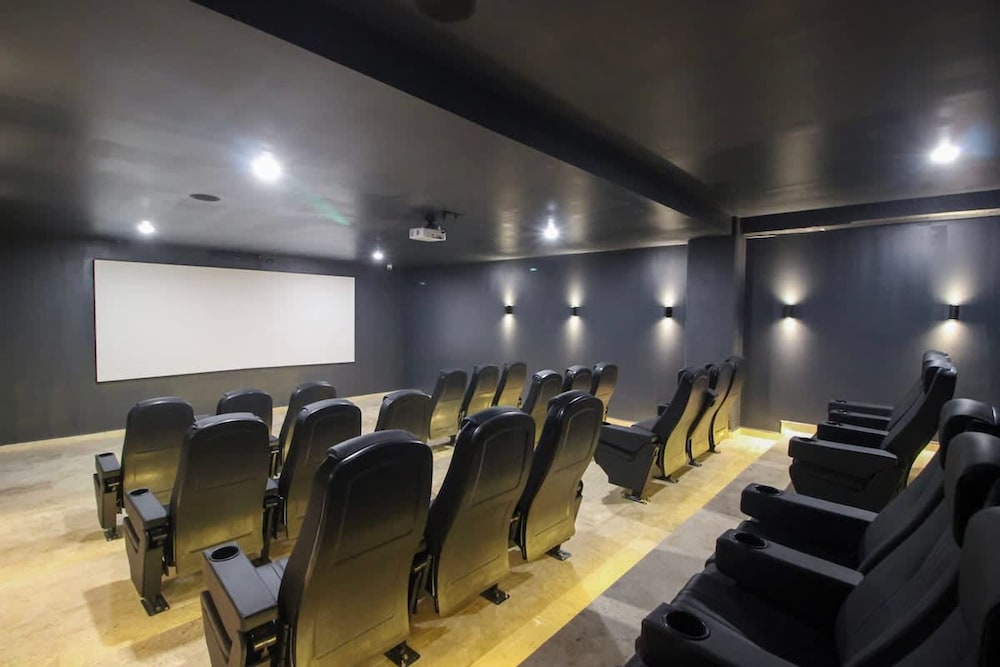 Zama Condo w Rooftop Pool Gym Coworking Cinema