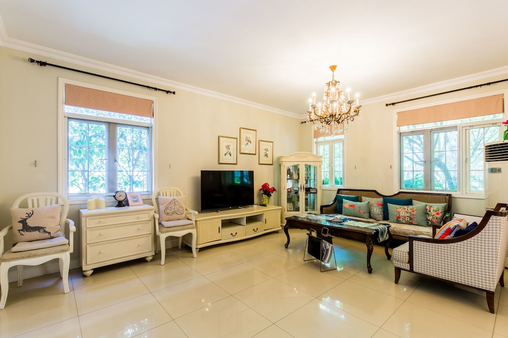 Cambridge Villa with 5 BRs