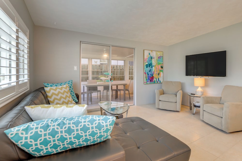 Walk to Beach: Pet-friendly Oasis on Manasota Key!